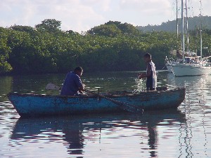 Kontraste, einheimische Fischer neben Yachten